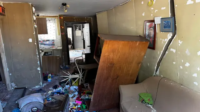 Interior de un apartamento en uno de los 196 edificios. En la pared está colgada una fotografía de Hugo Chávez. 