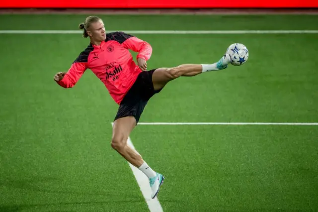 Erling Haland patea un balón a mediana altura