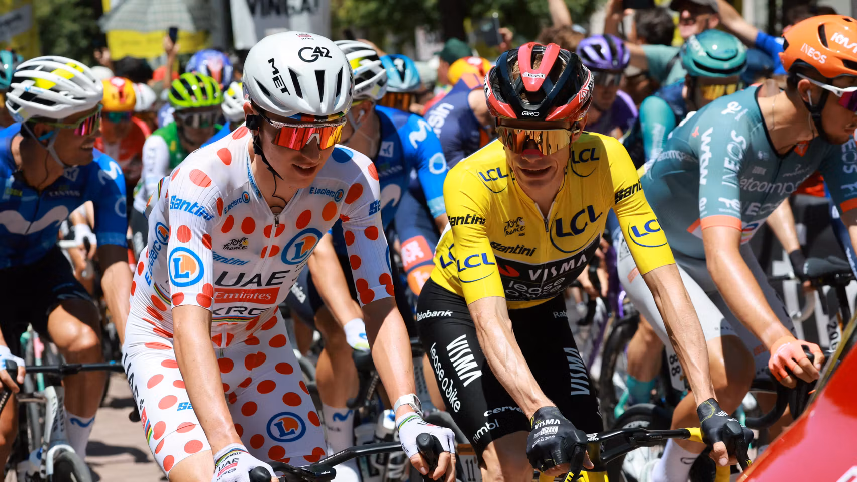 Tadej Pogacar de UAE Team Emirates - XRG y Jonas Vingegaard de Team Visma | Lease a Bike.