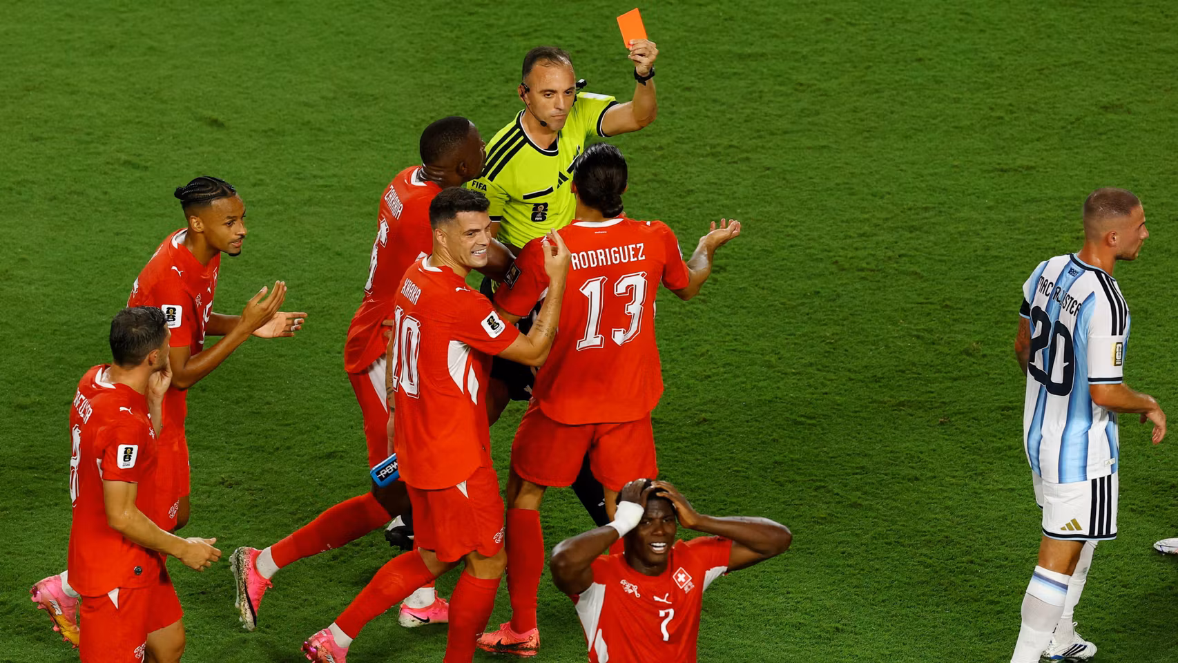 Joao Pinheiro expulsa a Embolo durante el Argentina - Suiza.