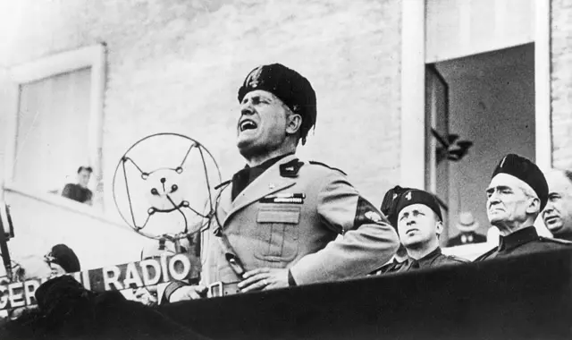 Mussolini, desde un balcón, hablando en un mitin cerca de Roma en 1934