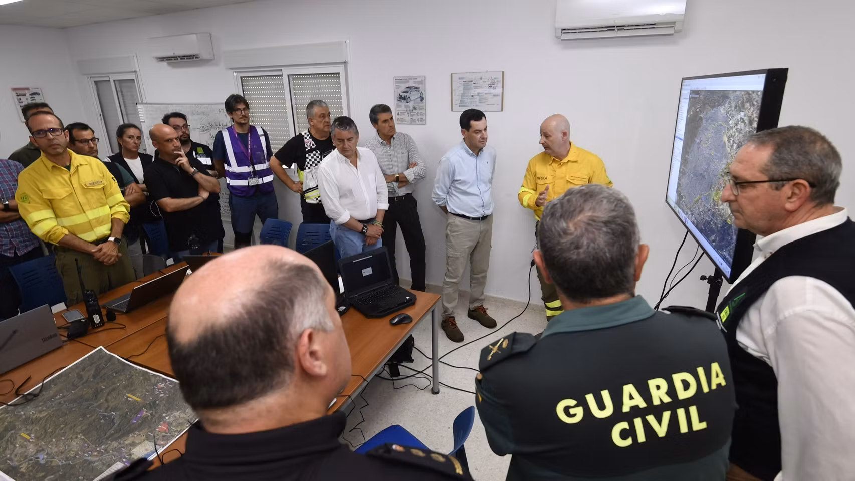 El presidente de la Junta, Juanma Moreno, en el Puesto de Mando Avanzado