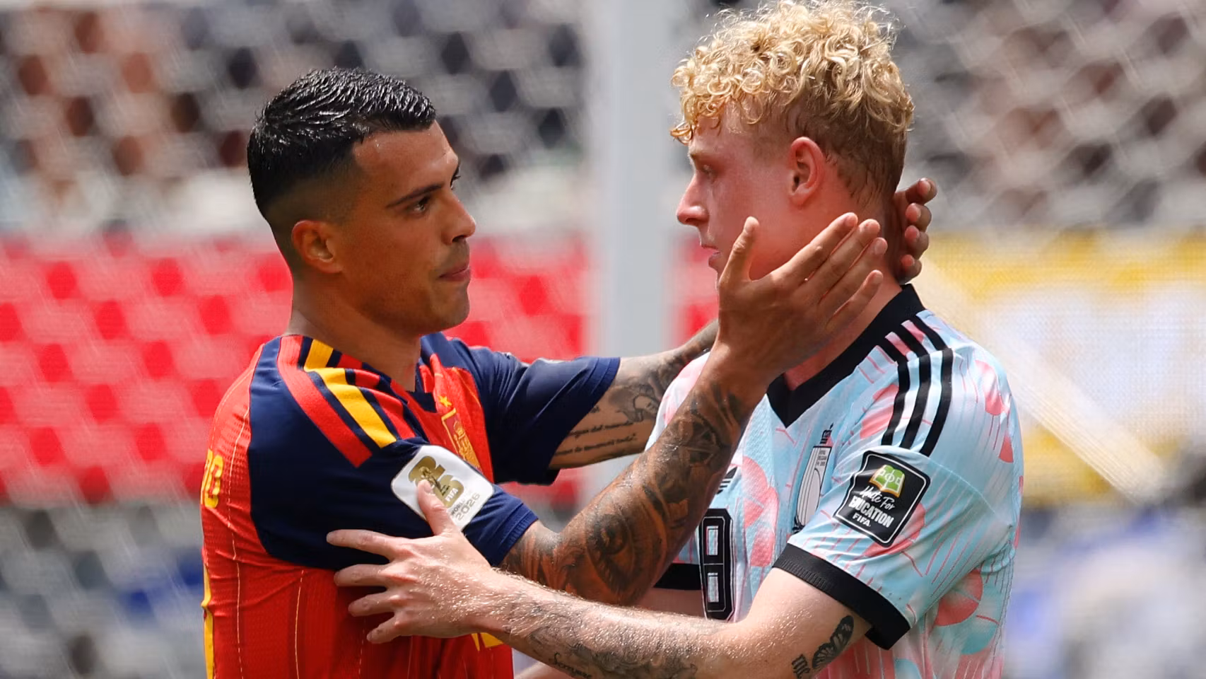 Pedro Porro consuela a Seys, de Bélgica.