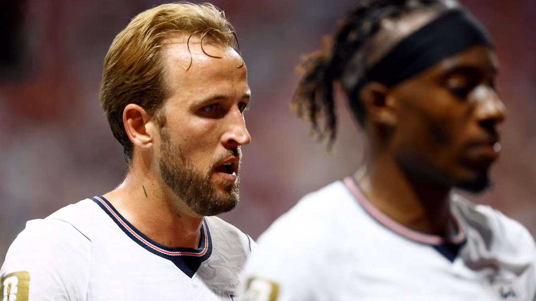 Noni Madueke y Harry Kane, de Inglaterra, se retiran al descanso. 