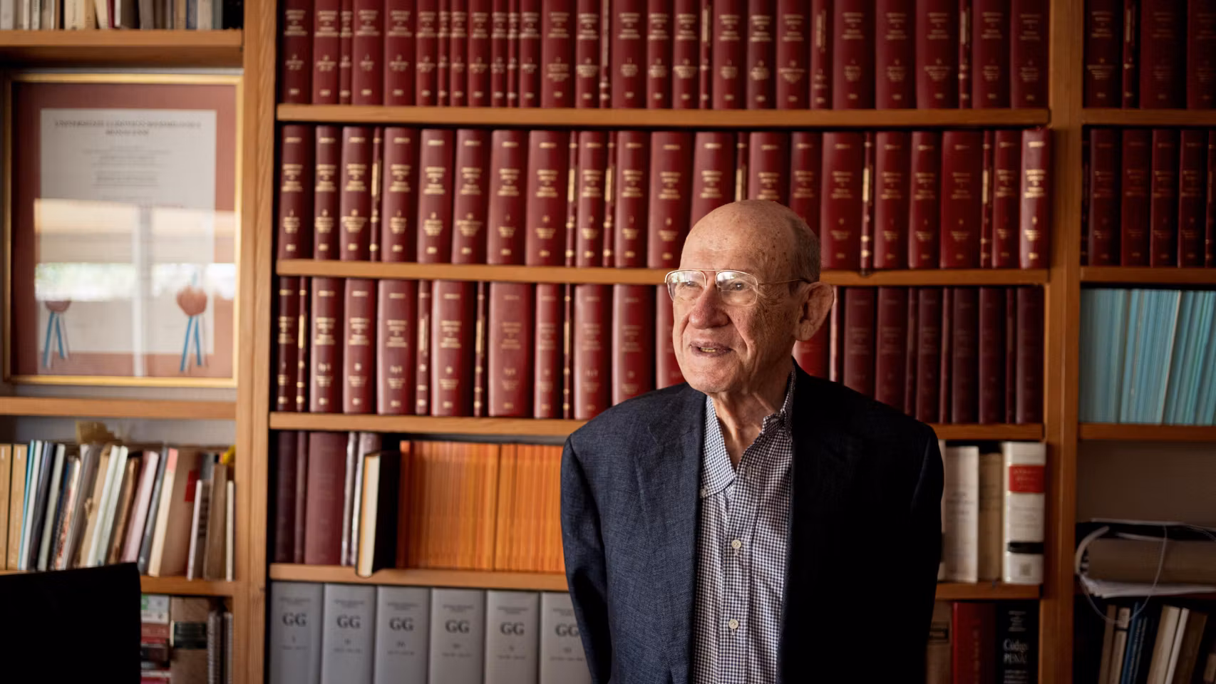 El profesor Enrique Gimbernat, en el despacho de su casa de Madrid.