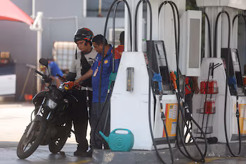 Un empleado trabaja en una gasolinera. (REUTERS/Pilar Olivares)