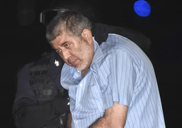 Vicente Carrillo Fuentes es trasladado por un agente de seguridad en México, 2014