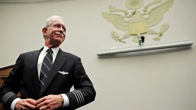 El capitán de US Airways, Chesley "Sully" Sullenberger III, se prepara para testificar ante el Subcomité de Derecho Comercial y Administrativo del Comité Judicial de la Cámara de Representantes en el Capitolio el 16 de diciembre de 2009 en Washington, DC.