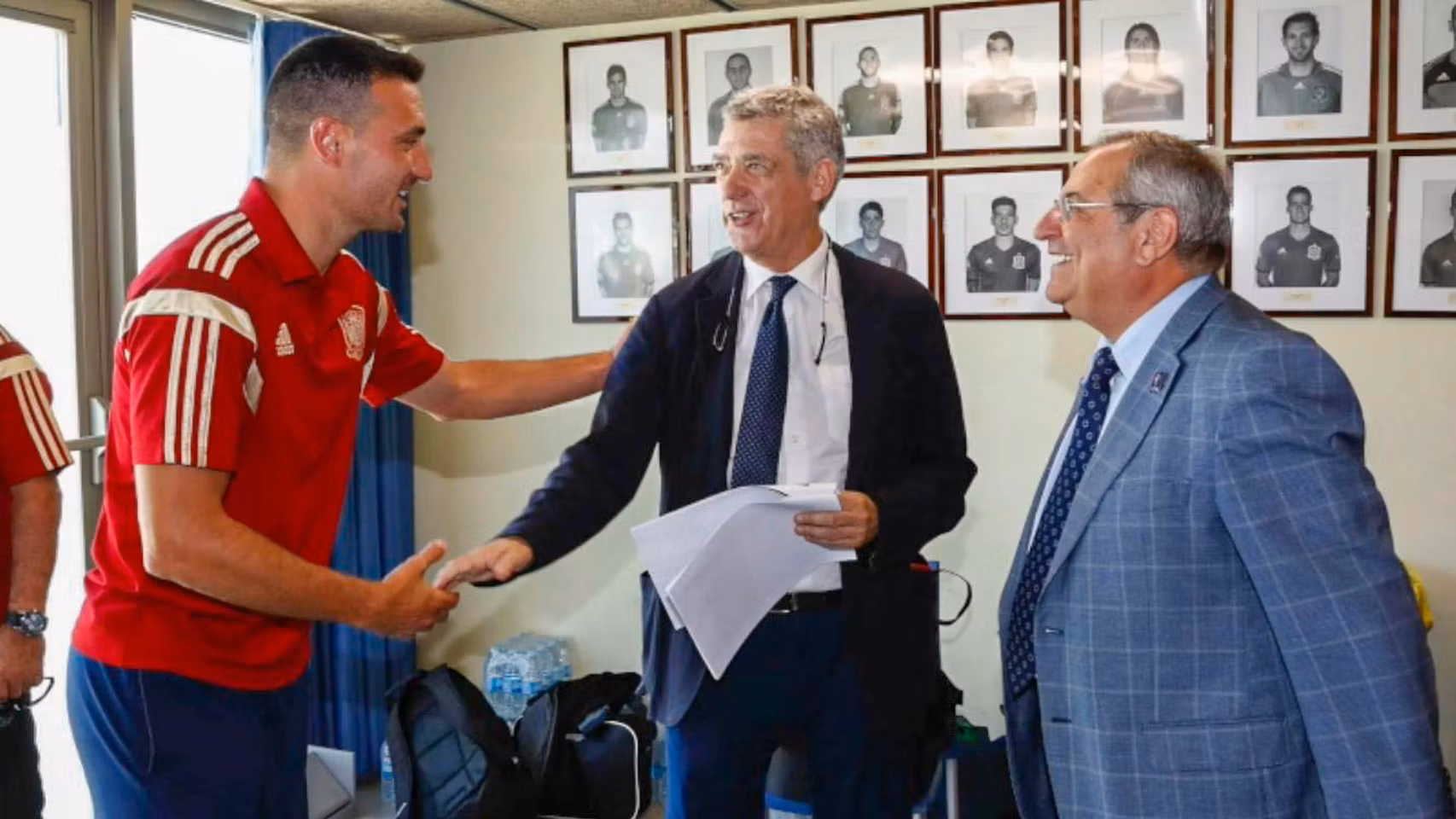 Fotografía de 2017 en la que Lionel Scaloni saluda al entonces presidente de la RFEF Angel Villar y a Ginés Meléndez, director de la Escuela Nacional de Entrenadores.