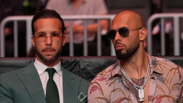 Andrew Tate y Tristan Tate aparecen sentados juntos en una fotografía durante un combate de la UFC.