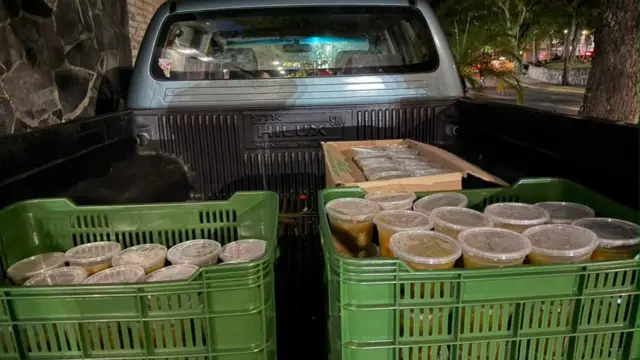 Comidas en potes desechables de plástico montadas en la parte trasera de una camioneta.