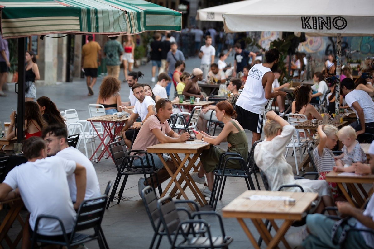 Varias personas sentadas en terrazas en la plaza dels Àngels del Raval en Barcelona (David Zorraquino / Europa Press)