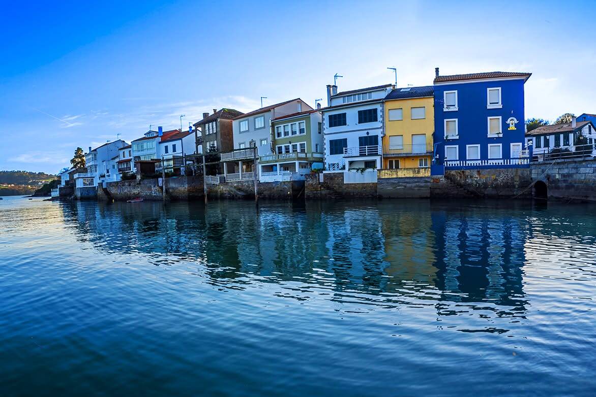 Foto: El pueblo gallego con casas de colores, visto desde la ría. (Facebook)
