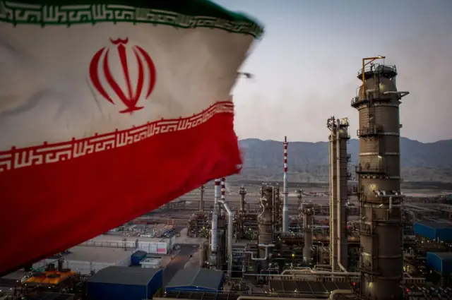 Una bandera nacional de Irán ondea sobre las nuevas instalaciones de la Fase 3 en la refinería de condensado de gas de Persian Gulf Star Co., en Bandar Abbas (Irán), en enero de 2019.