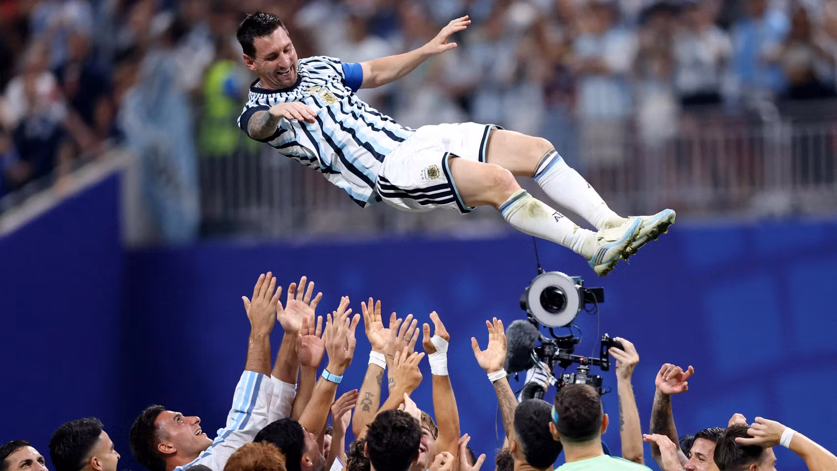 Los jugadores argentinos mantean a Messi.