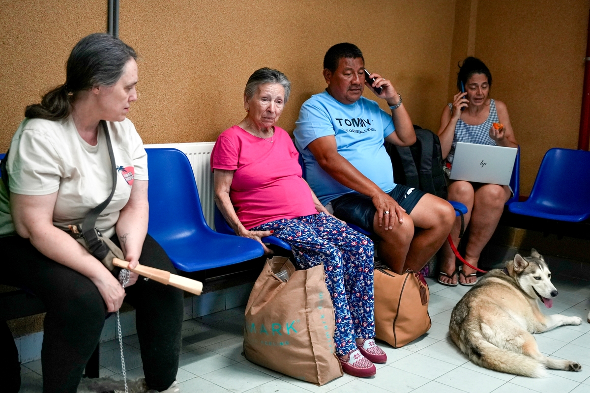 Vecinos desalojados por el incendio de Almorox, este jueves. (Mario Moron Pereira/EFE)