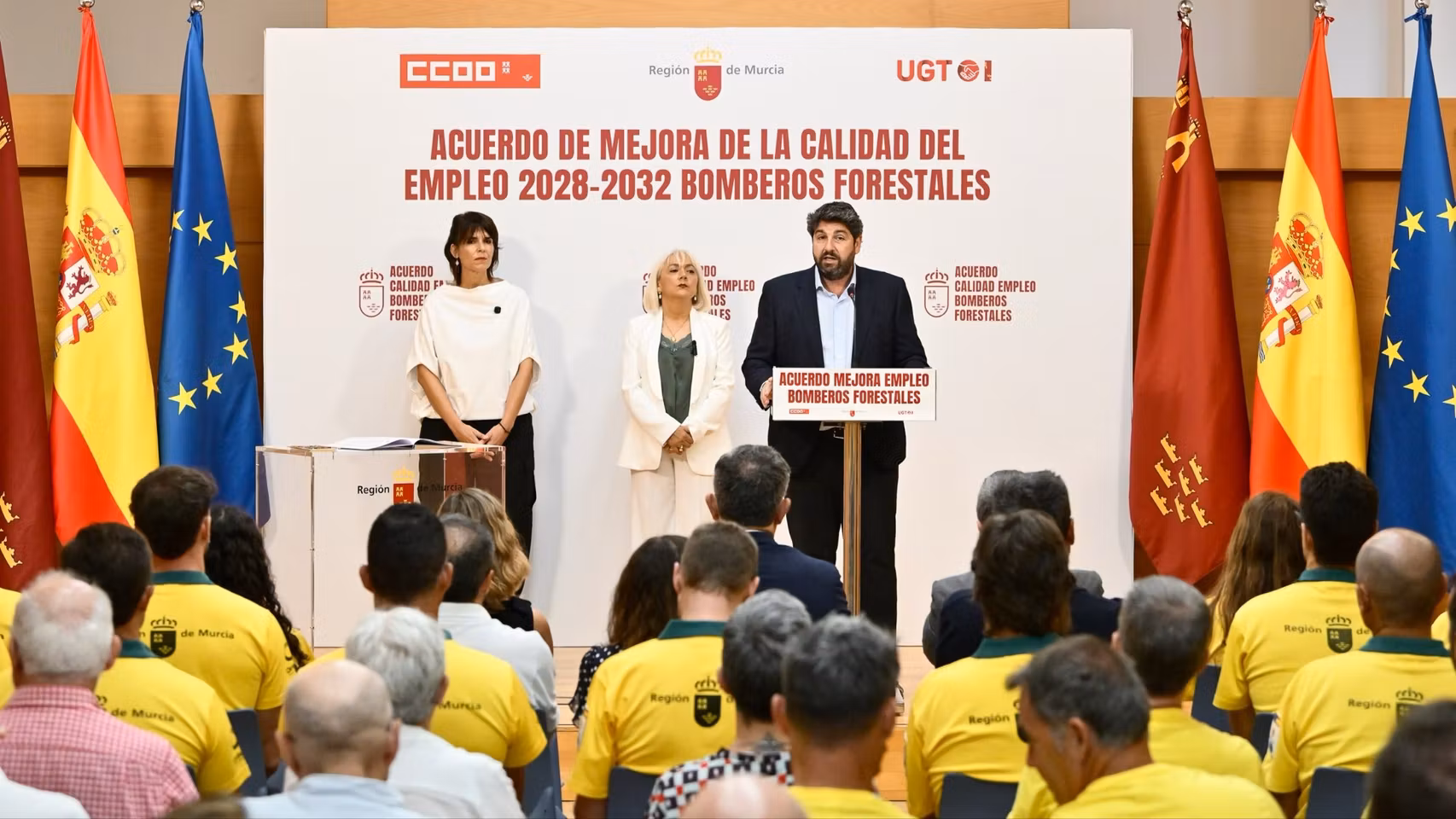 El presidente del Gobierno regional, Fernando López Miras, junto a la secretarias generales de CC OO, Teresa Fuentes, y UGT, Paqui Sánchez.