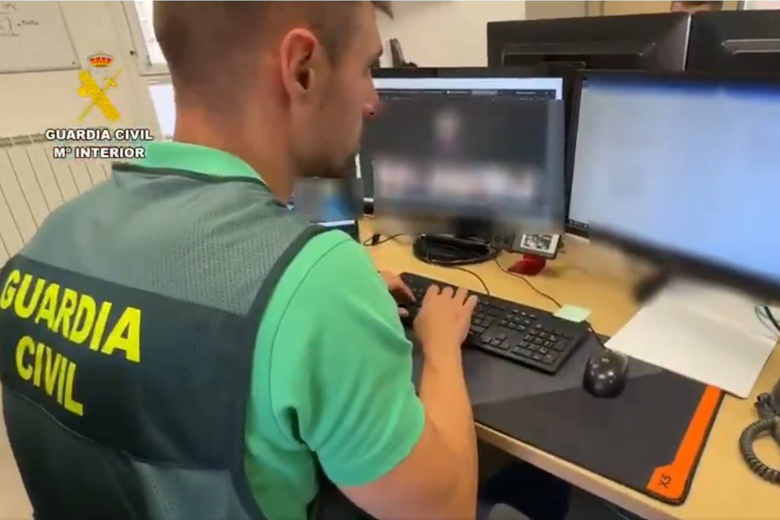 Un miembro de la división informática de la Guardia Civil.