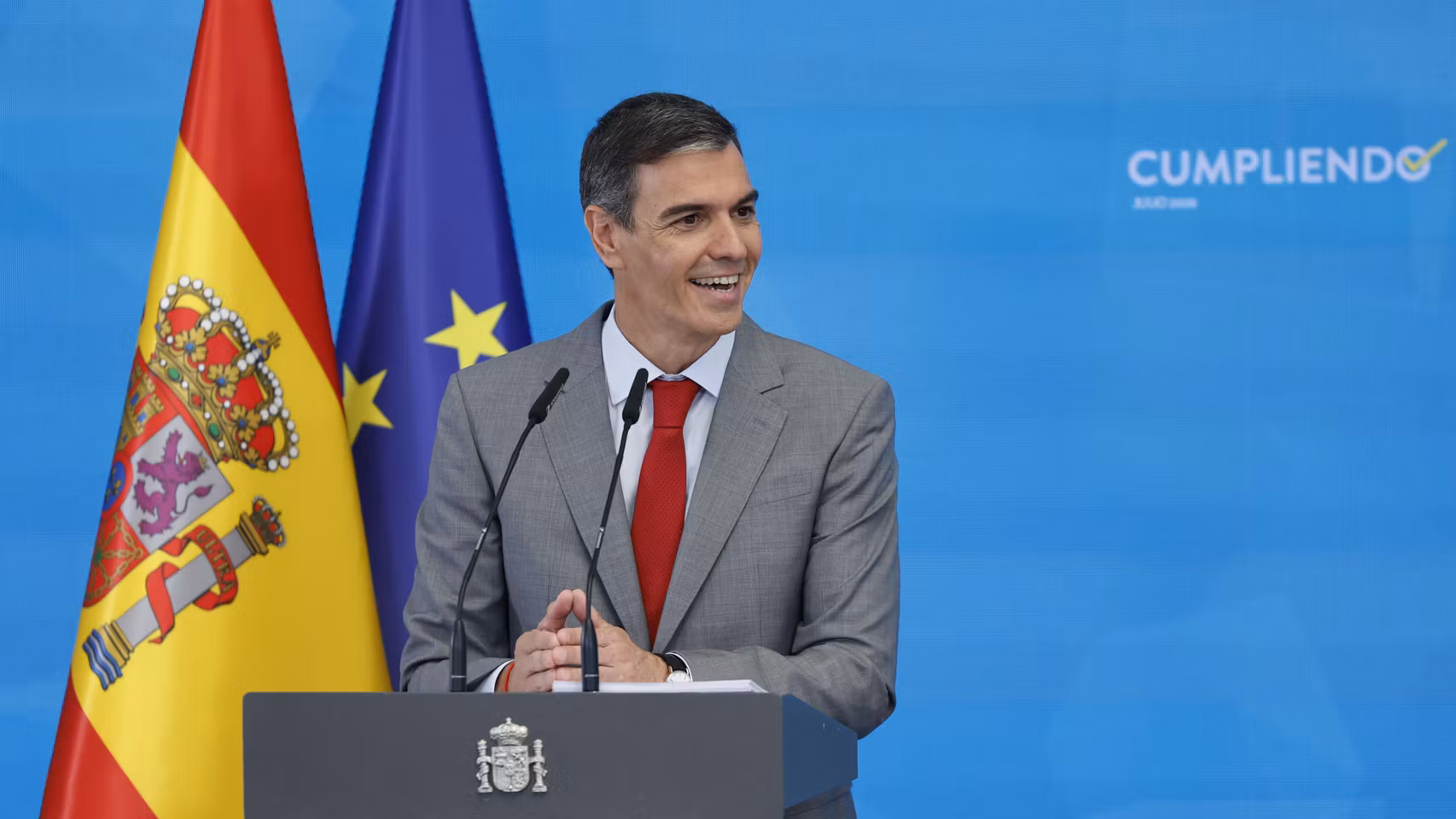 Pedro Sánchez, presidente del Gobierno, satisfecho durante su discurso de balance del curso político, en Moncloa.
