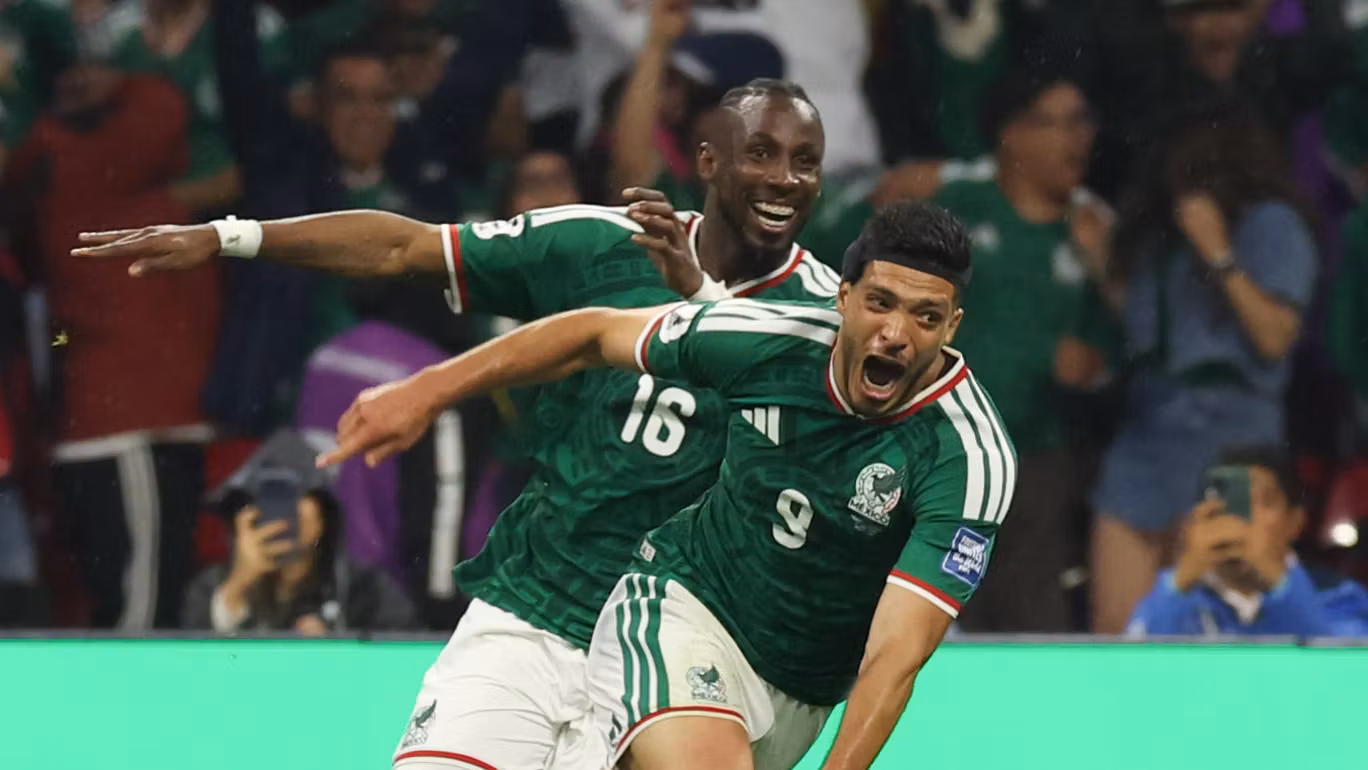 Raúl Jiménez y Julián Quiñones celebran el 2-0 contra Ecuador.