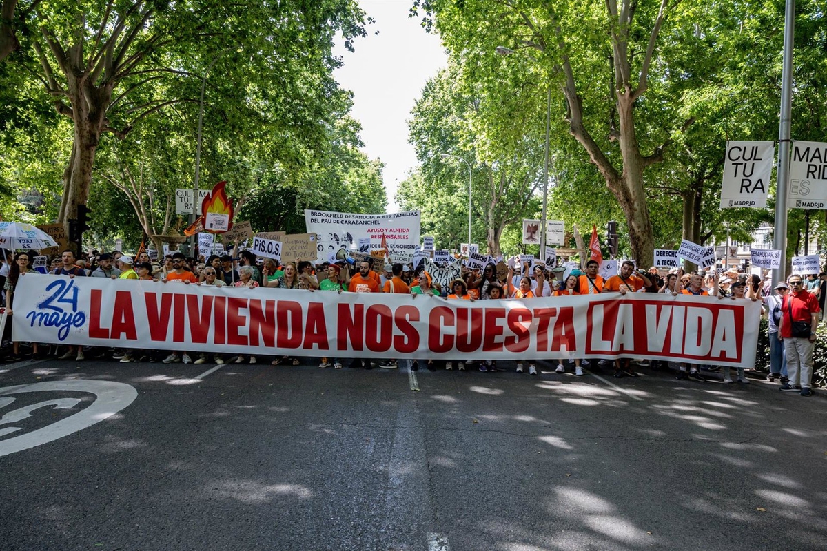 Manifestantes portan pancarta con lema 'La vivienda nos cuesta la vida' durante una manifestación en defensa del derecho al acceso a la vivienda, a 24 de mayo de 2026, Madrid (España). (Ricardo Rubio - Europa Press)