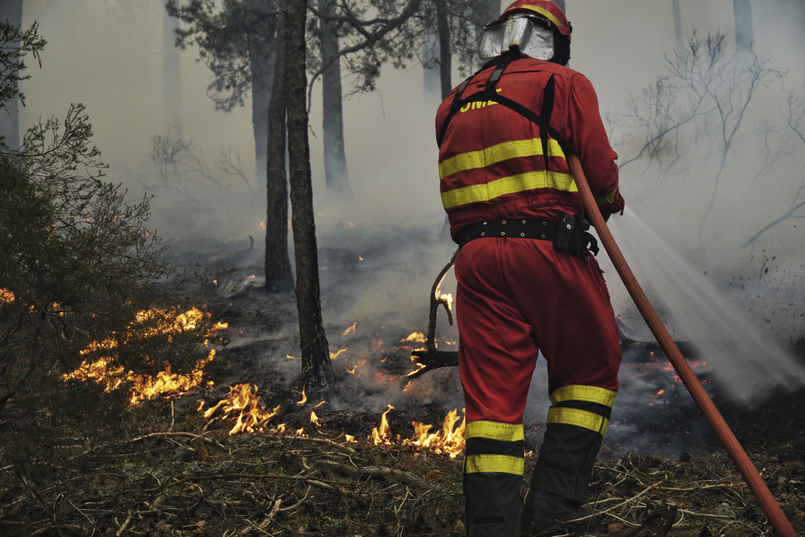 Un agente de la UME durante las tareas de extinción del fuego de La Mierla.