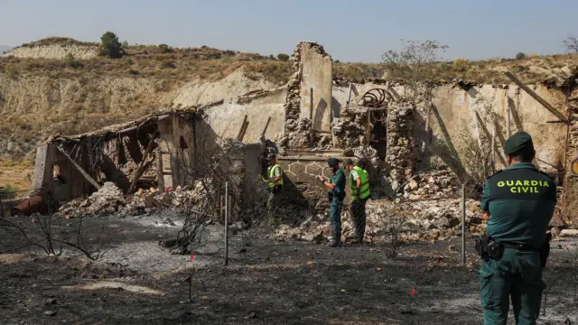 Agentes de la Guardia Civil española llevan a cabo una investigación durante un incendio forestal en Almocaízar, en las inmediaciones de Los Gallardos, Almería