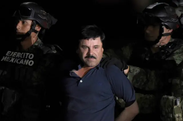Joaquín Guzmán es custodiado por militares tras su captura en México, 2016