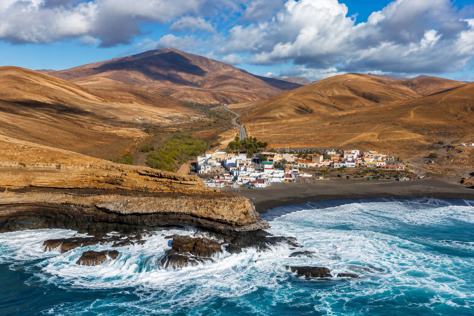 Foto: Vista de este rincón de Fuerteventura, famoso por su playa de arena negra y sus cuevas naturales. (Facebook)