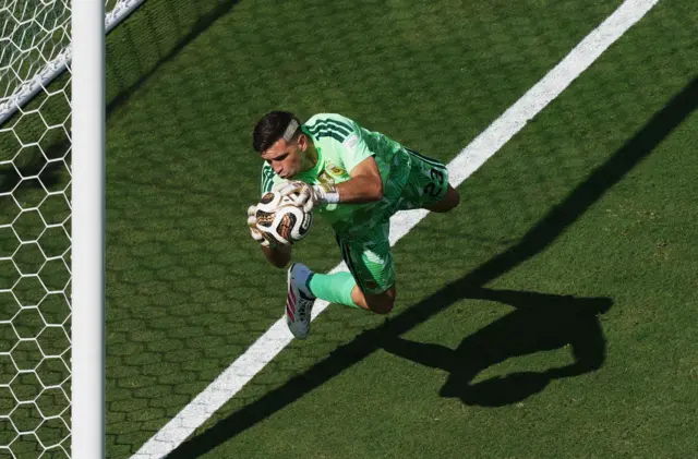 El Dibu Martínez salva una pelota en el arco