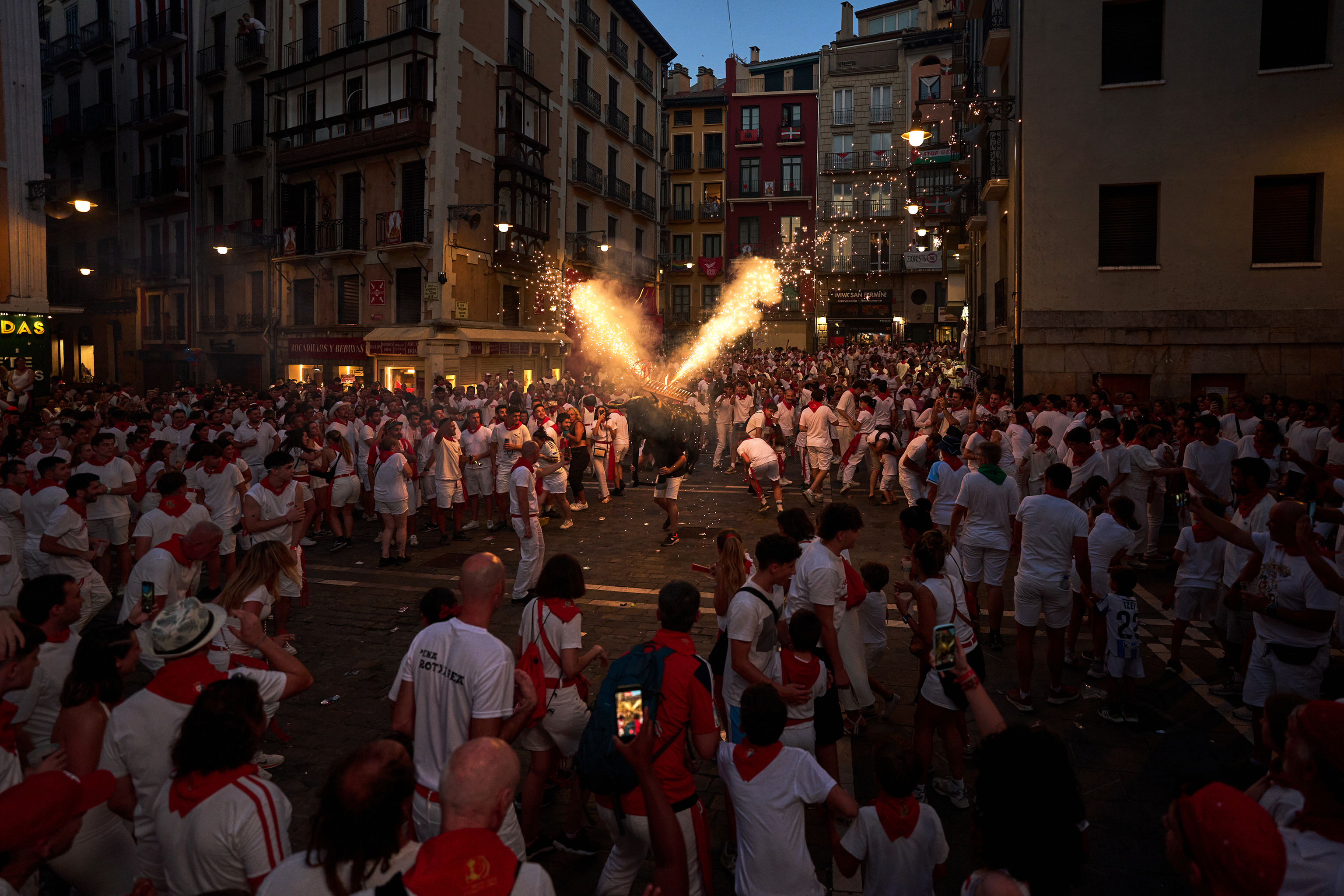 Un "toro de fuego" persigue a los asistentes a las fiestas de San Fermín este viernes.