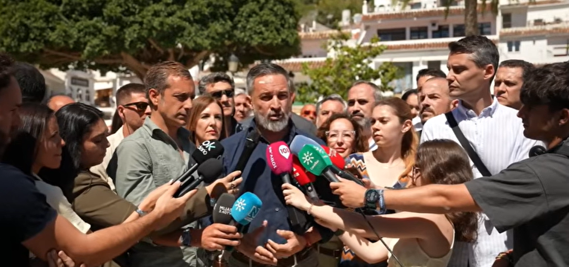 Santiago Abascal y, a su derecha, Álvaro Zancajo, en una atención a medios en Mijas (Málaga)
