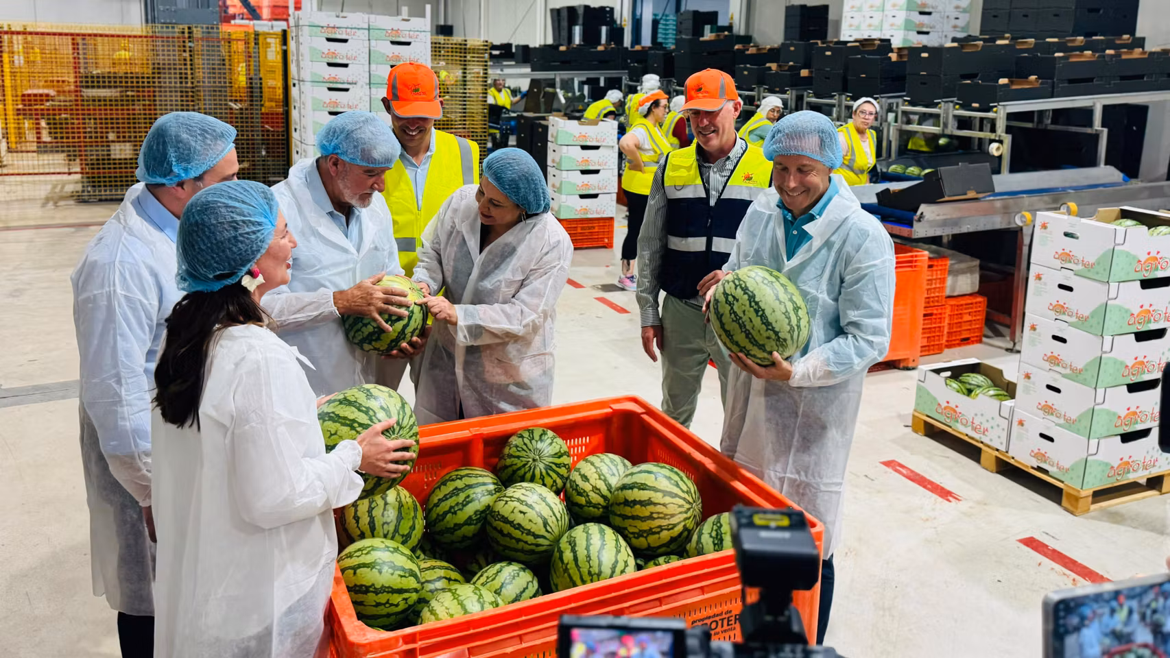 La eurodiputada y coordinadora nacional de Política Rural del Partido Popular, Carmen Crespo, este viernes, con una sandía en la cooperativa Agroter de Lorca.