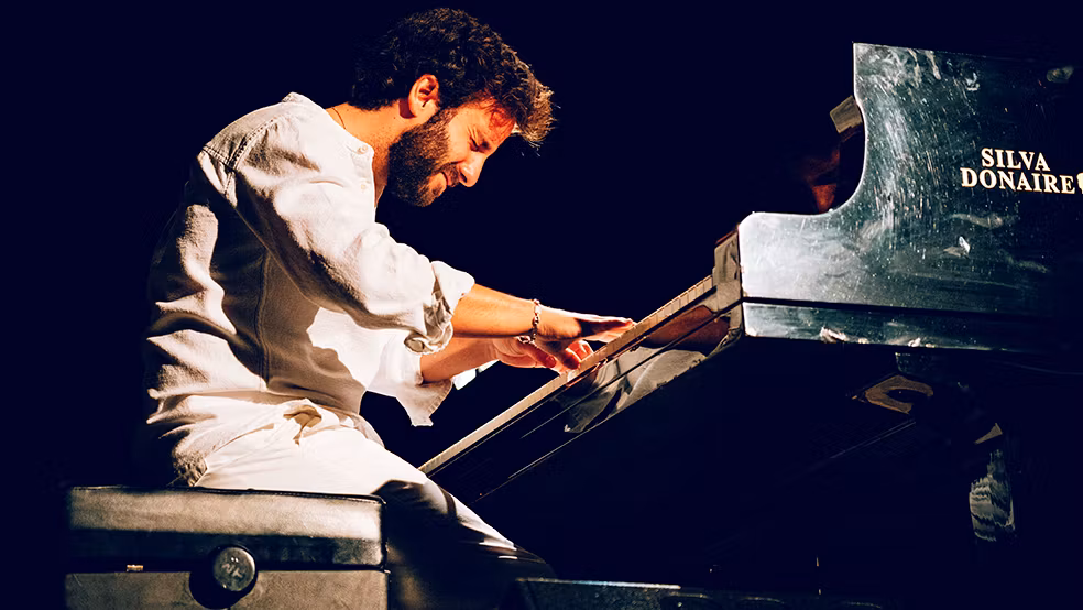 Chico Pérez, al piano, durante su actuación junto al quinteto de Manuel Lombo.