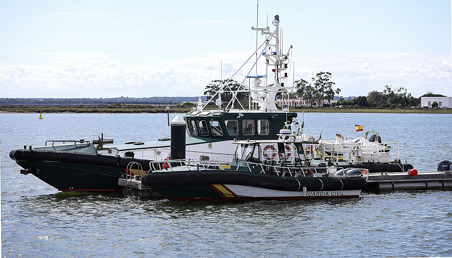 Dos embarcaciones de la Guardia Civil atracadas en un muelle en Huelva el día del accidente con dos lanchas en mayo.