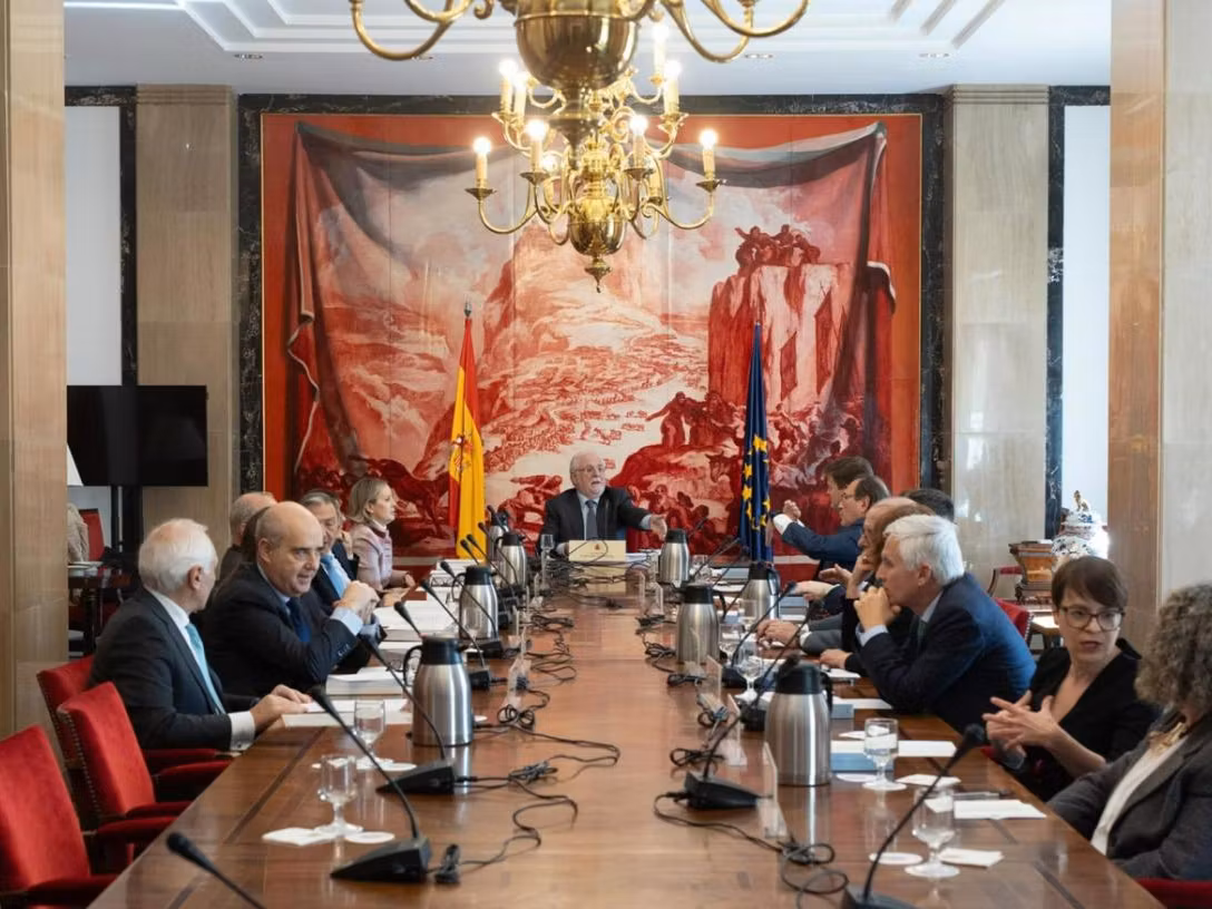 Reunión de la Junta Electoral Central, presidida por el magistrado del Supremo Eduardo Calvo Rojas. 