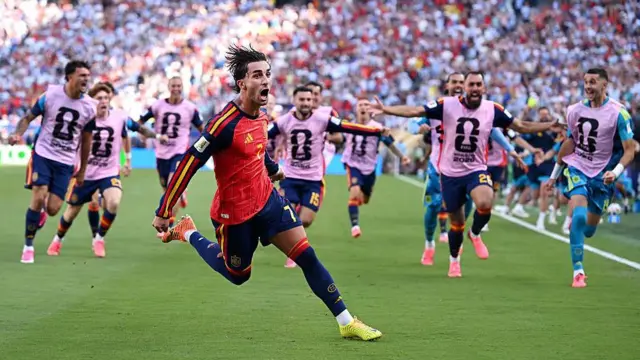 Ferran Torres festeja tras marcar el gol ante Argentina