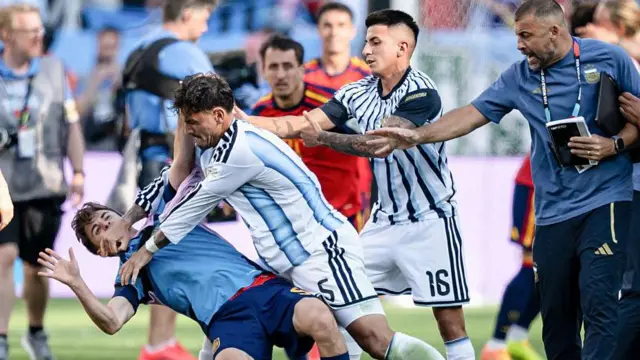 El argentino Leandro Paredes (5) reacciona de forma violenta contra el español Gavi (9) tras la final de la Copa Mundial de la FIFA 2026.
