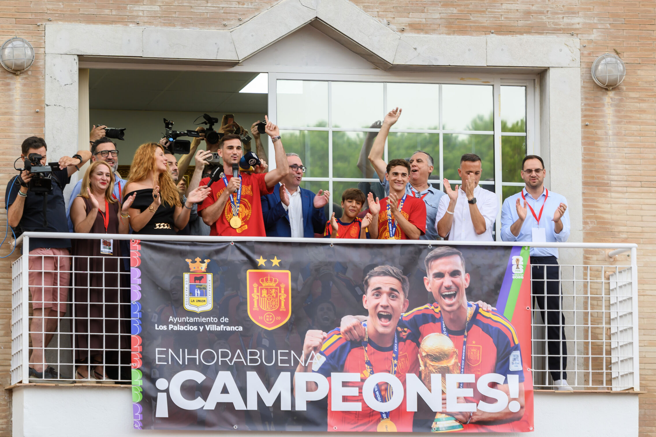 Foto: Los jugadores de la selección española, Gavi y Fabián, durante el homenaje que han recibido en su pueblo. (EFE/Raúl Caro)
