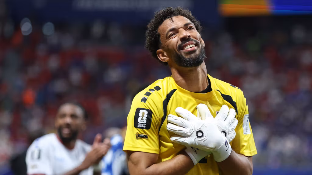 Vozinha agradeciendo a los aficionados tras el España - Cabo Verde.