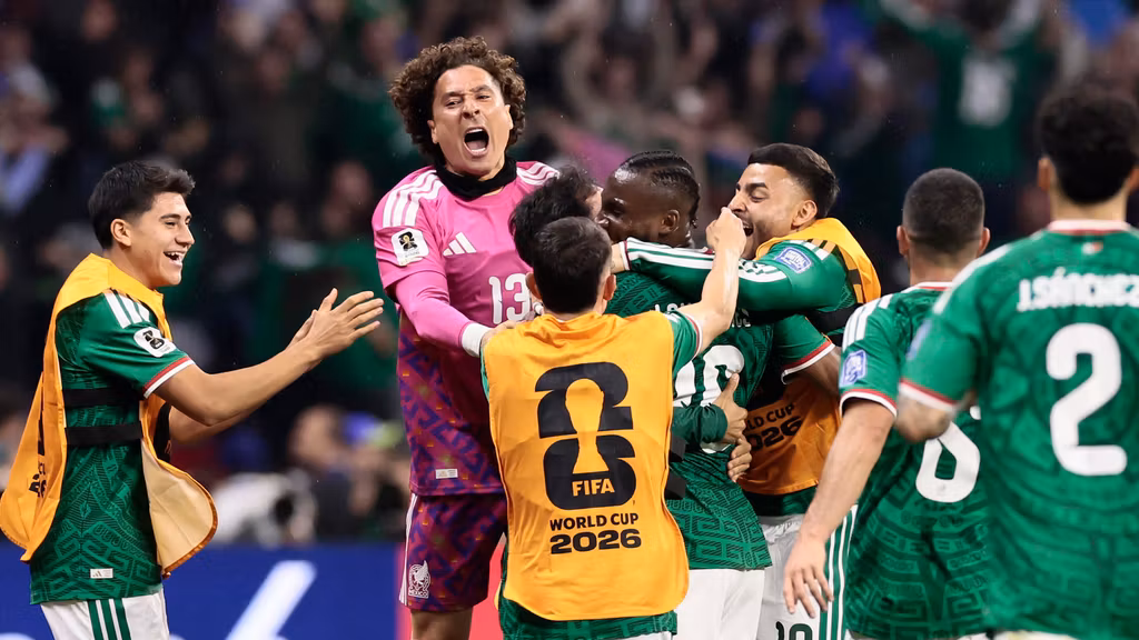 Julián Quiñones celebra su gol ante Ecuador con sus compañeros.
