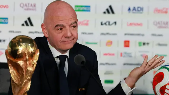 El presidente de la FIFA, Gianni Infantino, hablando en una conferencia de prensa.