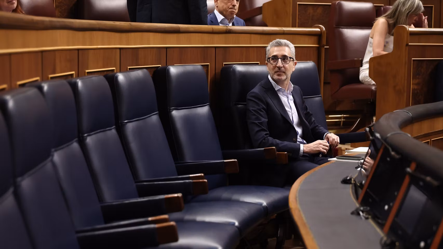 El ministro de Hacienda, Arcadi España, solo en la bancada azul