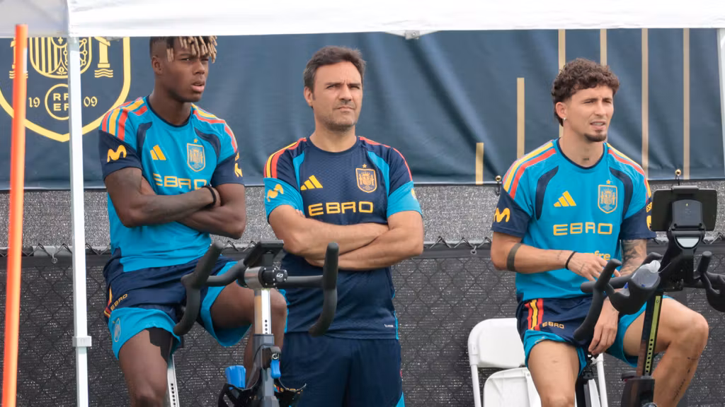 Nico Williams y Yéremy Pino, entrenando este lunes con la Selección.