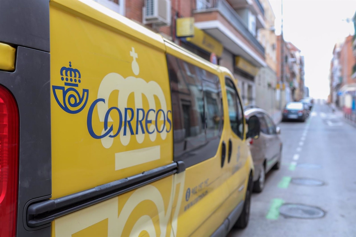 Un camión de reparto postal de Correos(Jesús Hellín - Europa Press)