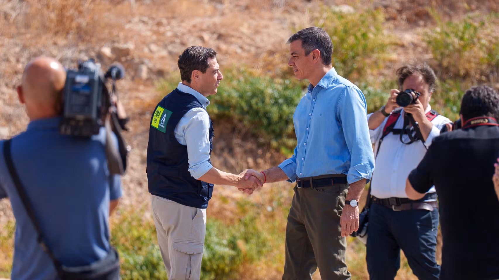 Pedro Sánchez y Juanma Moreno se dan la mano en el puesto de mando de Turre en Almería. 