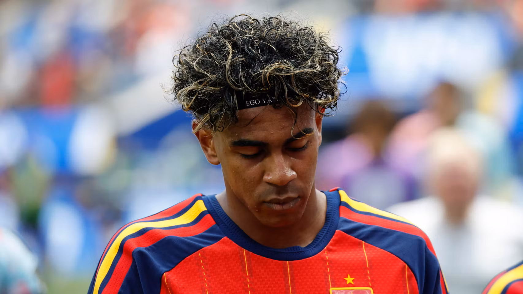 Lamine Yamal, con rostro serio, durante el partido contra Bélgica.