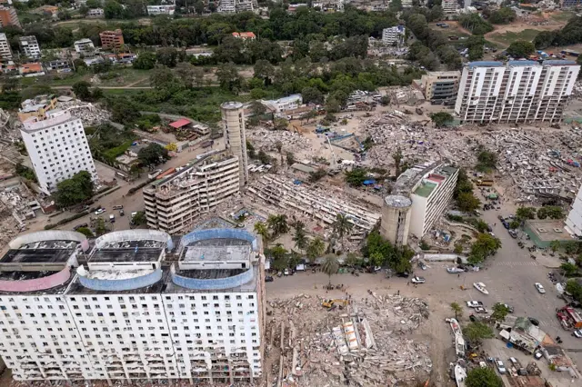 Vista áerea de edificios destruidos en La Guaira.