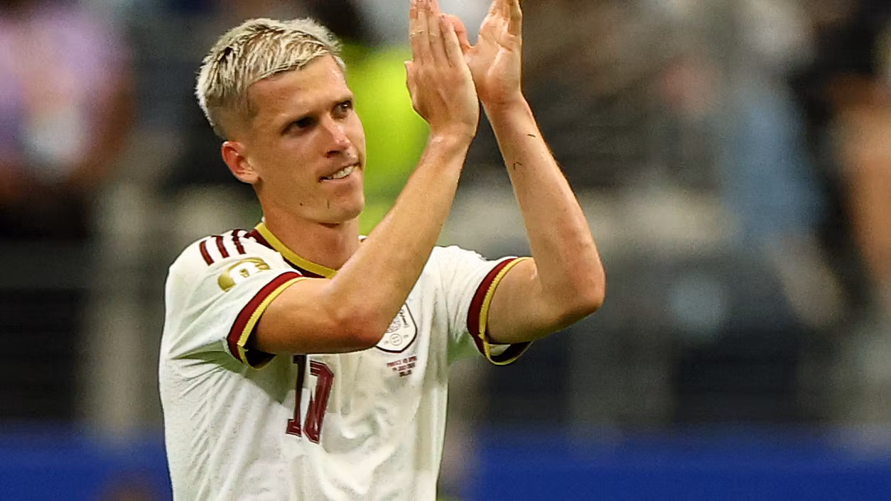 Dani Olmo aplaude a la grada.