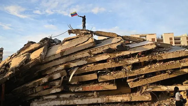 Pisos colapsados uno sobre otro en un edificio destruido durante el terremoto en Venezuela